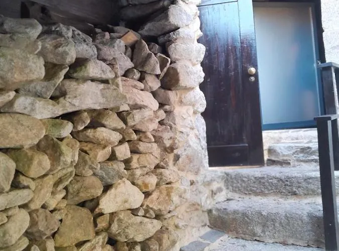 Ninho Do Corvo Da Urgueira *